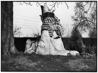 837716 Afbeelding van de folly 'De Sfinx' (ca. 1962) in de tuin van buitenplaats Persijn (Achterweteringseweg 10) te ...
